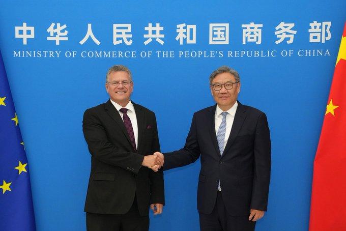 La tormenta perfecta. Mientras la UE y China acuerdan limites al comercio de automoviles.  Argentina sube el tope FOB del cupo 2027 de autos electrificados 